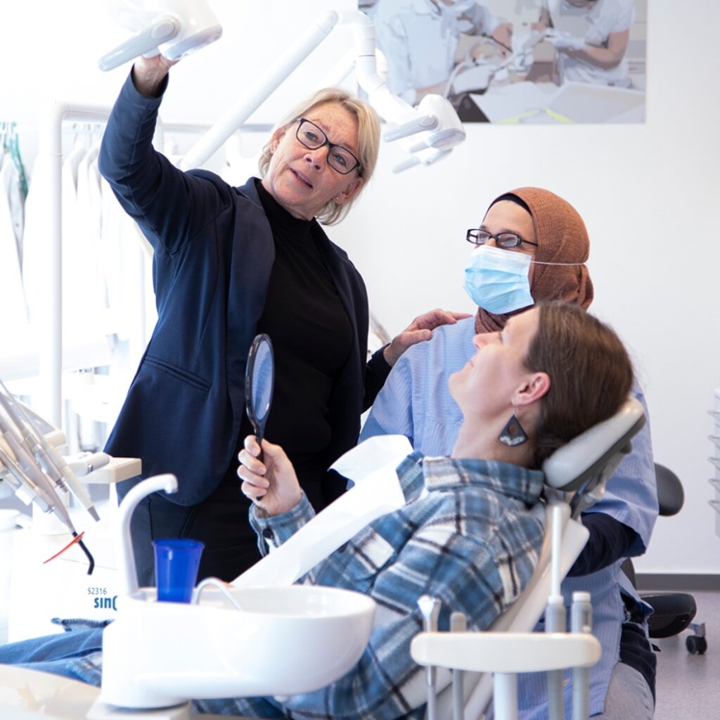 En elev på tandklinikassistentuddannelsen bliver undervist af sin lærer.